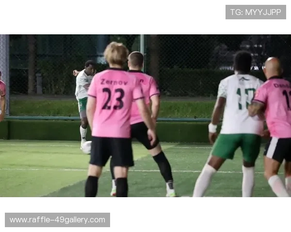 足球巨星同场竞技 展现非凡技艺与默契配合的精彩瞬间